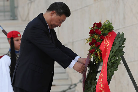 الرئيس-شى-جين-بينج-يضع-إكليلا-من-الزهور-على-قبر-الجندى-المجهول