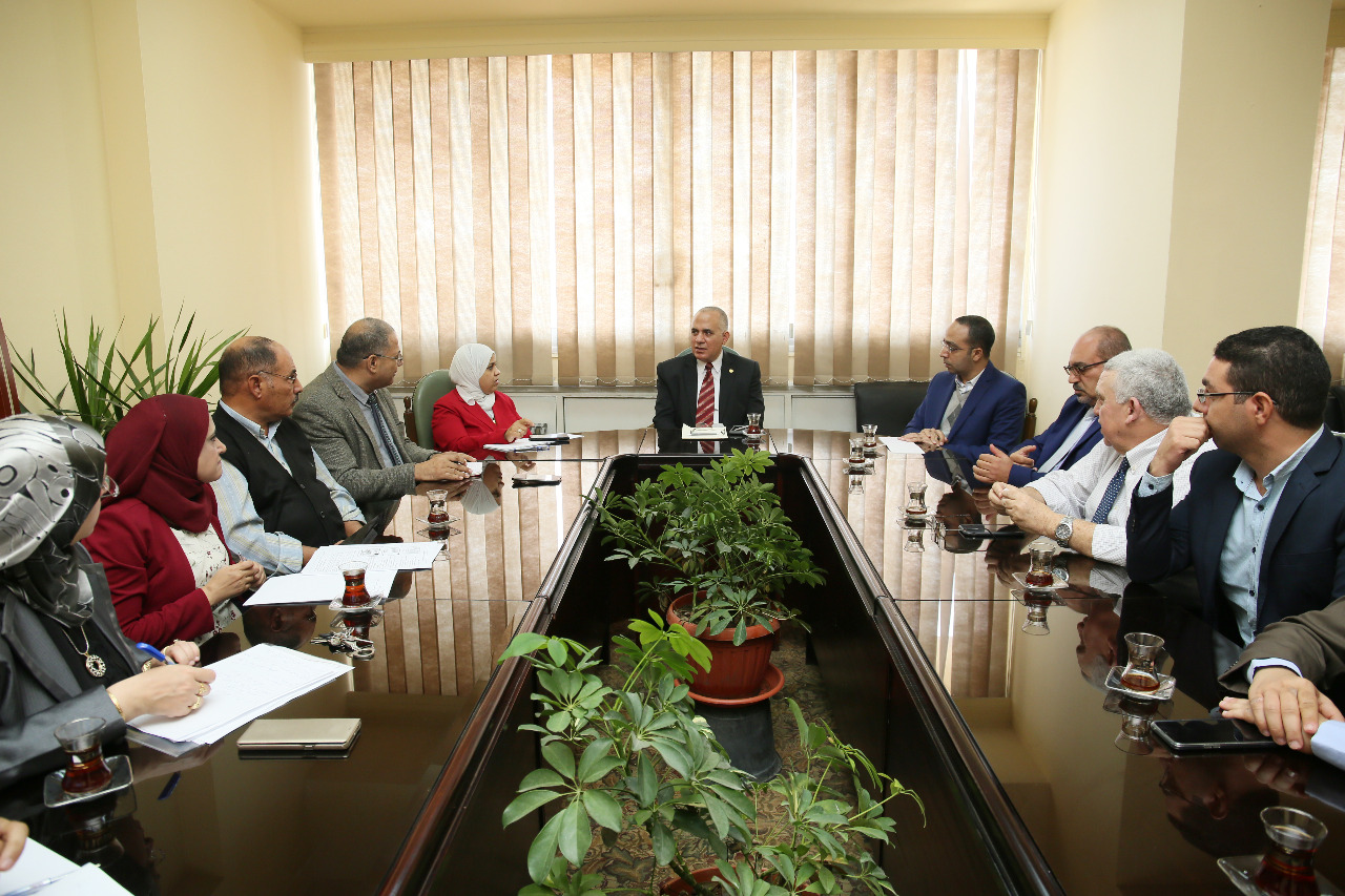 اجتماع وزير الرى بـالمعنيين بدراسة تحديث الامكانات والسحب الامن للخزانات الجوفية بمصر  (1)