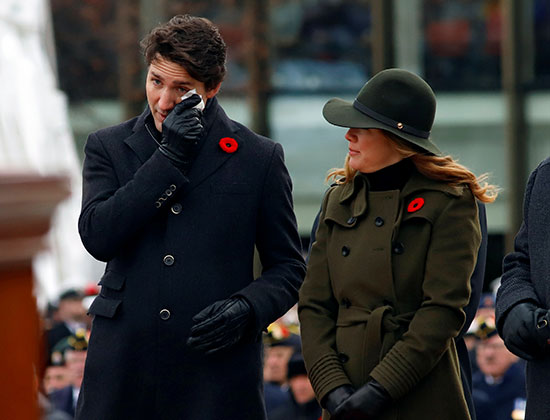 رئيس-الوزراء-الكندي-جاستن-ترودو-يمسح-دموعه-في-النصب-التذكاري-للحرب-الوطنية-في-يوم-الذكرى-في-أوتاوا