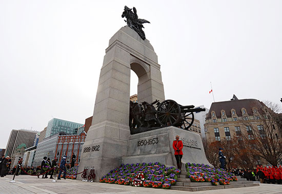 النصب-التذكاري-الوطني-للحرب-في-يوم-الذكرى-في-أوتاوا