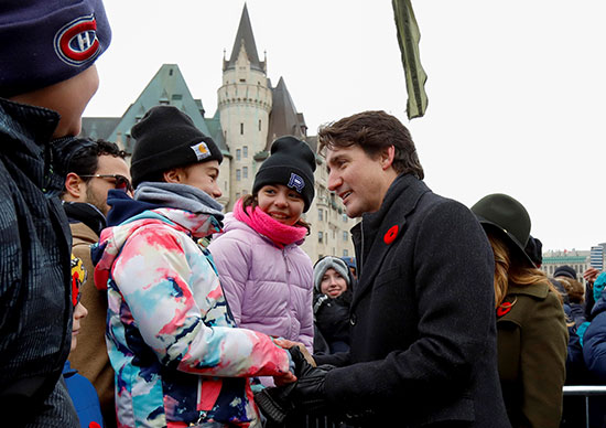 رئيس-الوزراء-الكندي-يحيي-الكنديين-خلال-احتفال-في-ذكرى-الحرب-الوطنية-في-يوم-الذكرى-في-أوتاوا