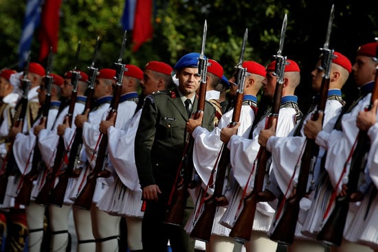 قوات-حرس-الشرف-اليونانية-بانتظار-وصول-الرئيس-الصينى
