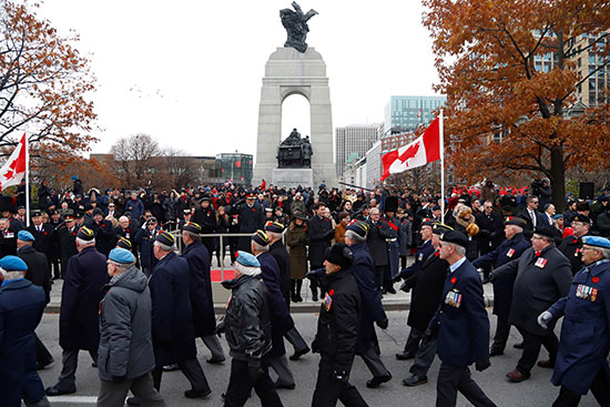 رئيس-الوزراء-الكندي-جاستن-ترودو-يشاهد-موكب-قدامى-المحاربين-الكنديين-في-النصب-التذكاري-للحرب-الوطنية