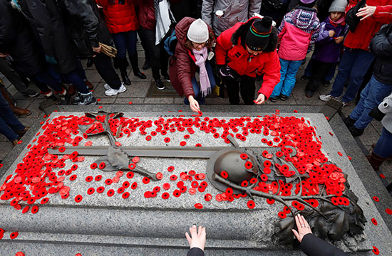 الكنديون-يضعون-الخشخاش-على-قبر-الجندي-المجهول-في-ذكرى-الحرب-الوطنية-في-يوم-الذكرى-في-أوتاوا