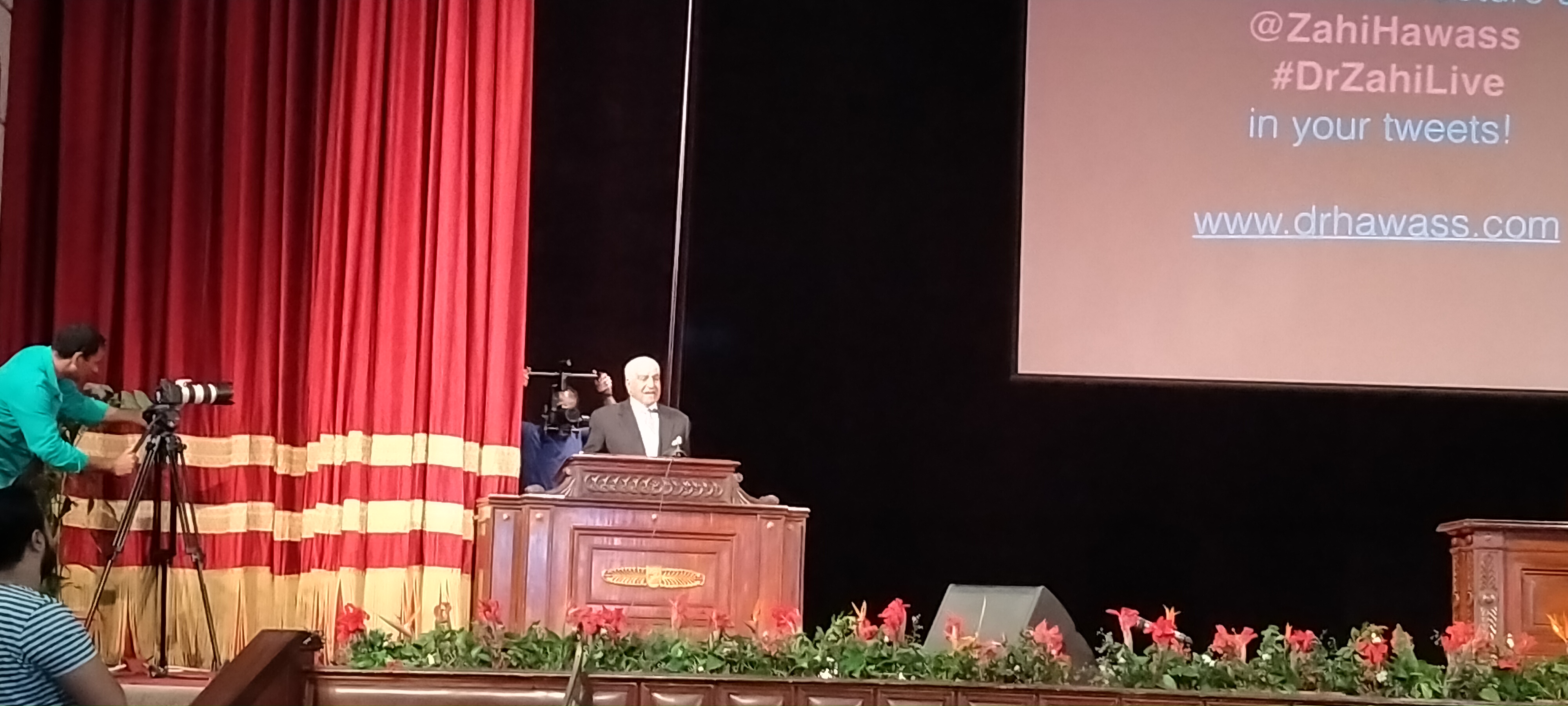 المحاضرة التى تنظمها جامعة القاهرة بحضور الدكتور زاهى حواس  (13)