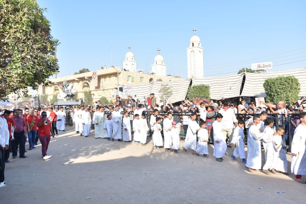 شاهد إحتفالات الآلاف من الأقباط بـزفة أيقونة الشهيد لدير مارجرجس بجبل الرزيقات (4)