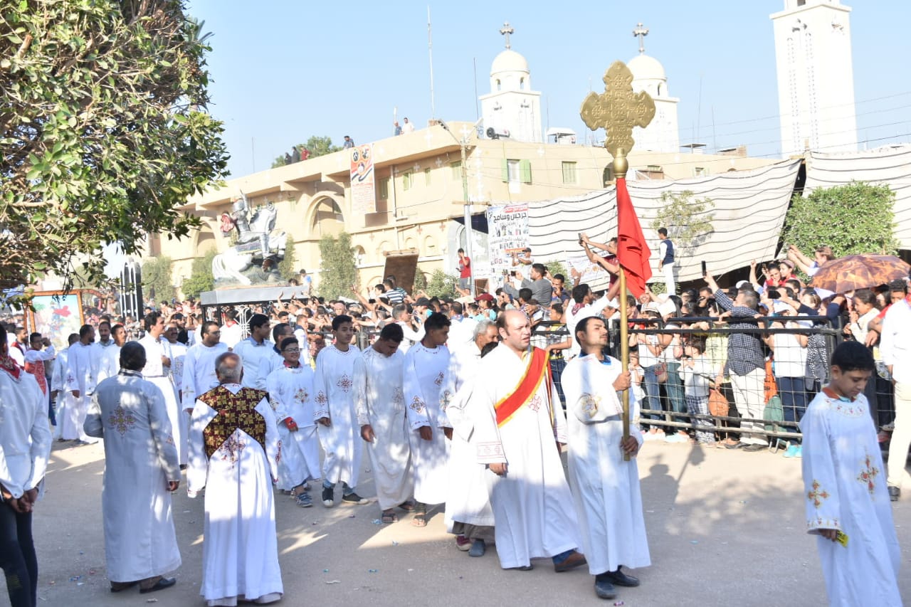 شاهد إحتفالات الآلاف من الأقباط بـزفة أيقونة الشهيد لدير مارجرجس بجبل الرزيقات (5)