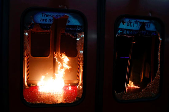 اندلاع حريق بعد أن ألقى متظاهرون مناهضون للحكومة قنابل مولوتوف في محطة جامعة MTR