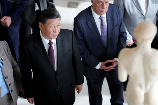 الرئيس-الصينى-ينظر-إلى-أحد-التماثيل-فى-المتحف