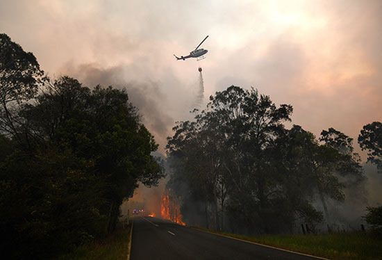 طائرة تشارك فى إخماد حرائق الغابات الاسترالية