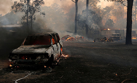 تفحم سيارتين بسبب نار حرائق الغابات