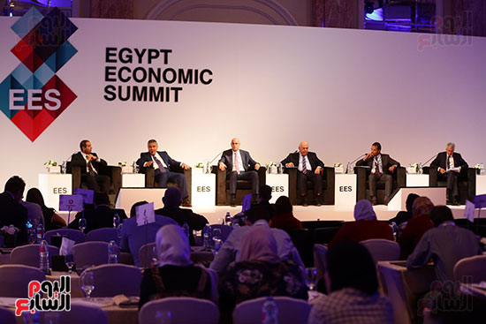 منصة جلسة الاستثمار بقمة مصر الاقتصادية  (18)
