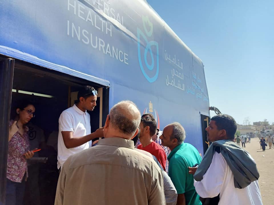 أتوبيس الدعاية للتأمين الصحي الشامل يسجل المواطنين بدير مارجرجس بجبل الرزيقات (7)