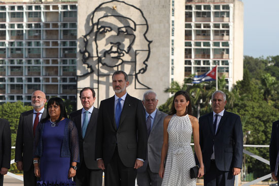 يقف-ملك-إسبانيا-فيليب-والملكة-ليتيزيا-أمام-صورة-للثوري-الراحل-إرنستو-تشي-جيفارا