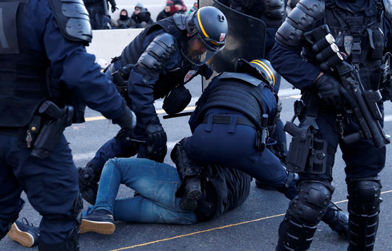 الشرطة-الفرنسية-تشتبك-مع-متظاهر