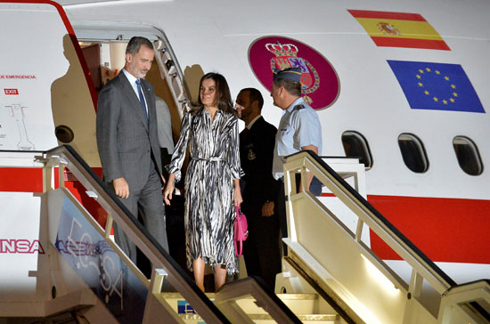 يصل-ملك-إسبانيا-فيليب-والملكة-ليتيزيا-إلى-مطار-خوسيه-مارتي-الدولي-في-هافانا