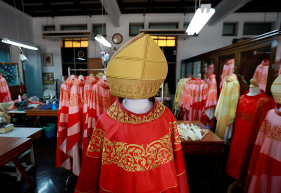 ملابس-البابا-تحمل-طبيعة-خاصة-لخصوصيتها-الدينية