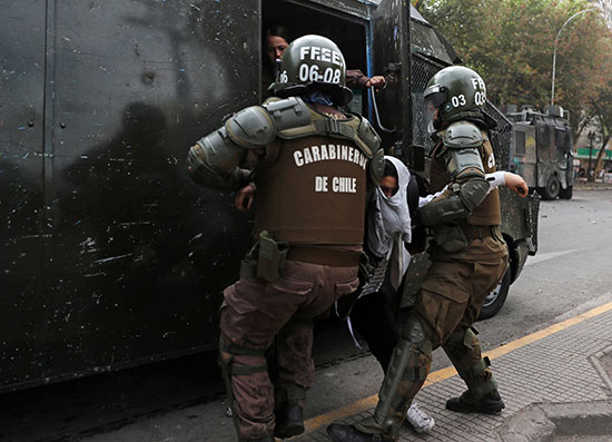 قوات مكافحة الشغب تقبض على متظاهر