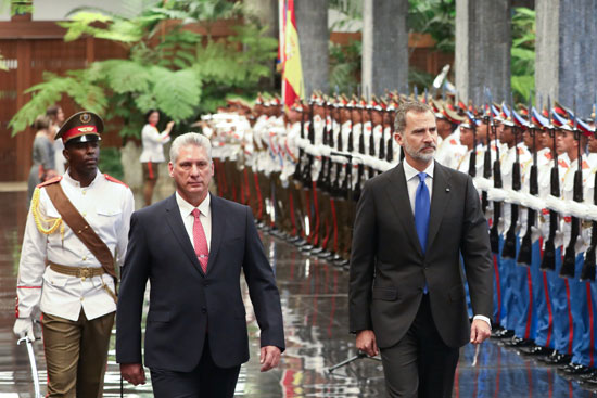 الرئيس-الكوبي-ميغيل-دياز-كانيل-والملك-الأسباني-فيليب-يراجعان-حرس-الشرف