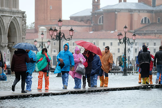صعوبة الحركة فى شوارع ايطاليا بسبب الأمطار الغزيرة