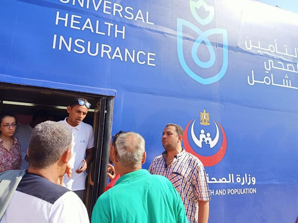 أتوبيس الدعاية للتأمين الصحي الشامل يسجل المواطنين بدير مارجرجس بجبل الرزيقات (6)