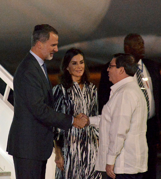 استقبل-وزير-الخارجية-الكوبي-برونو-رودريجيز-الملك-الإسباني-فيليب-والملكة-ليتيزيا-لدى-وصولهما-إلى-مطار-خوسيه-مارتي-الدولي-في-هافانا.