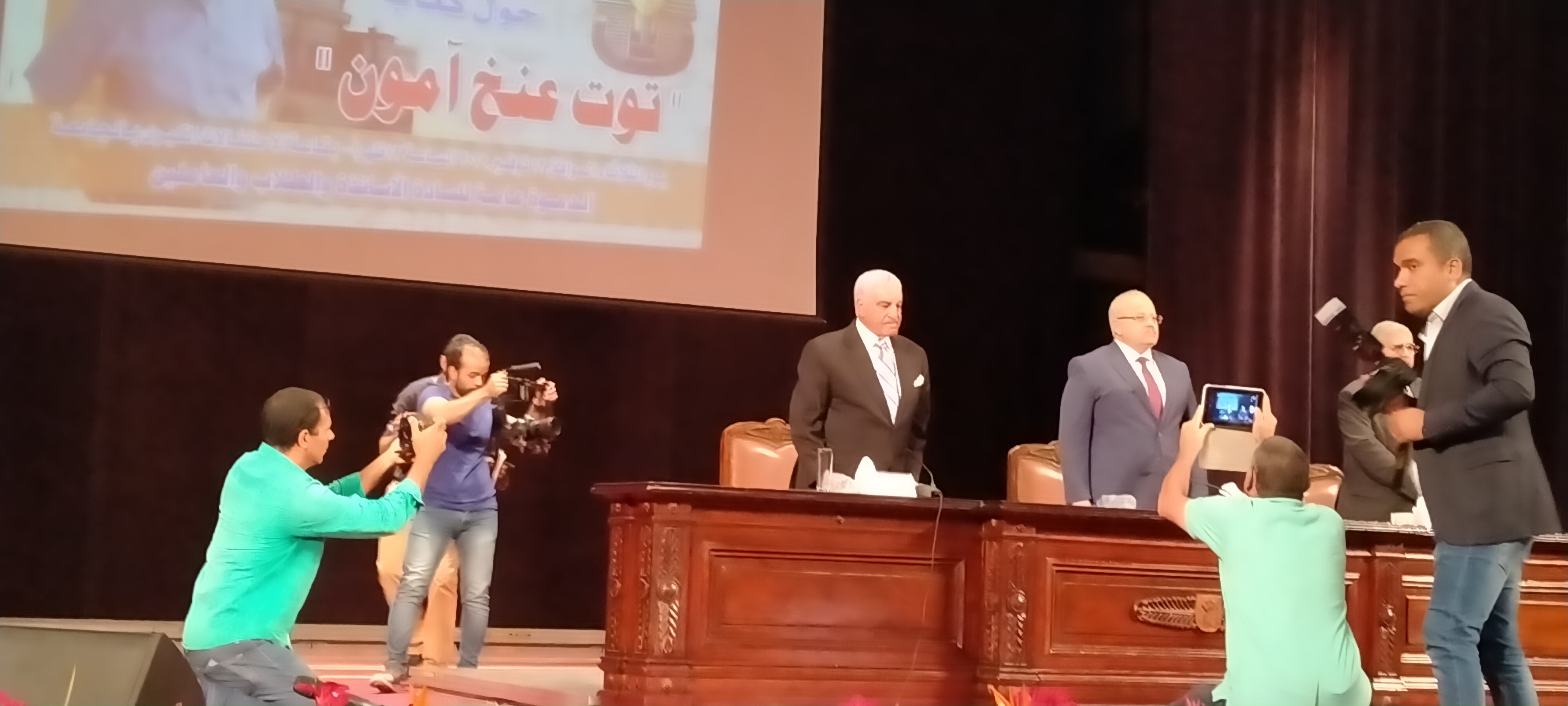 المحاضرة التى تنظمها جامعة القاهرة بحضور الدكتور زاهى حواس  (2)