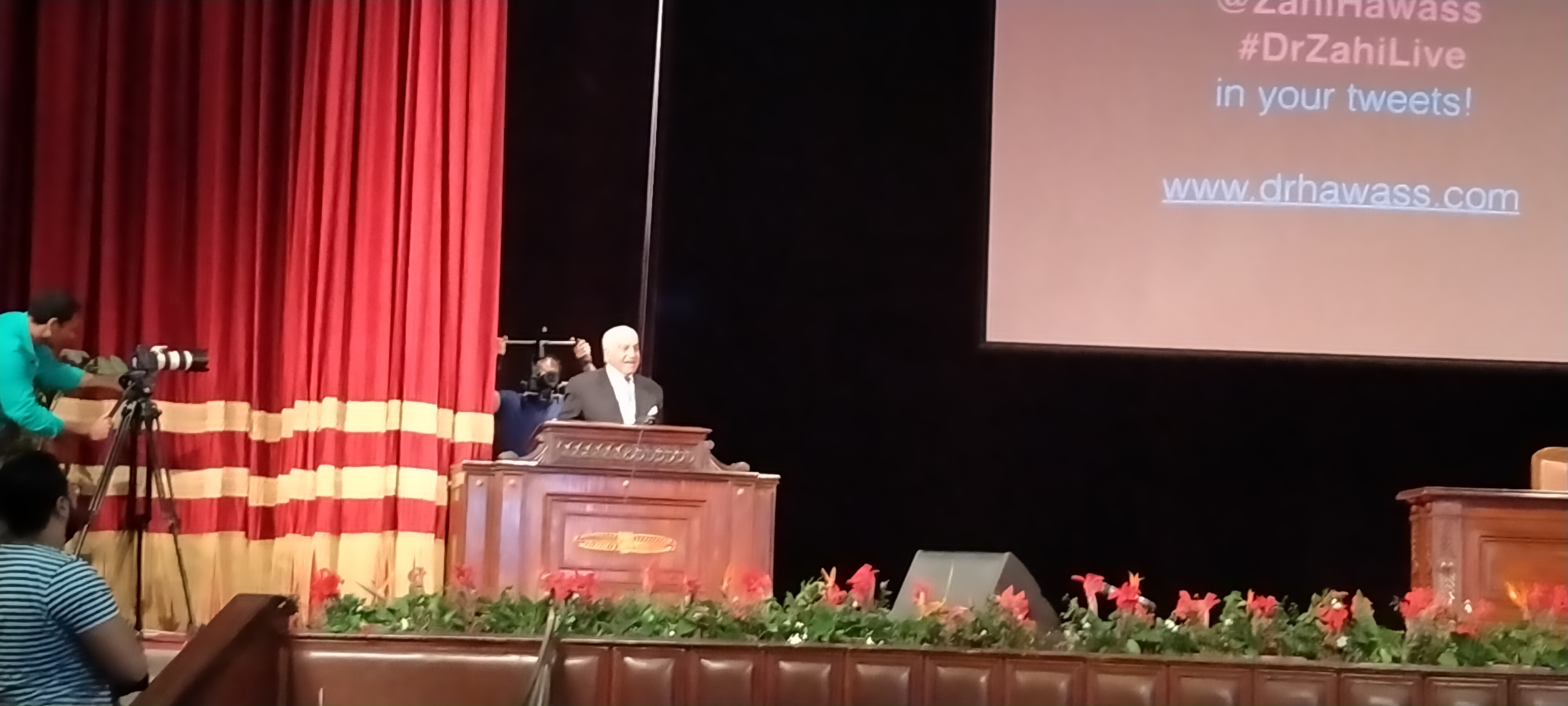 المحاضرة التى تنظمها جامعة القاهرة بحضور الدكتور زاهى حواس  (11)