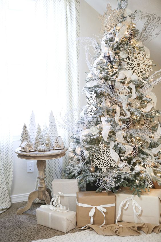 شجرة  مزينة باللونين الأبيض والذهبي ، مع رقاقات الثلج الكبيرة