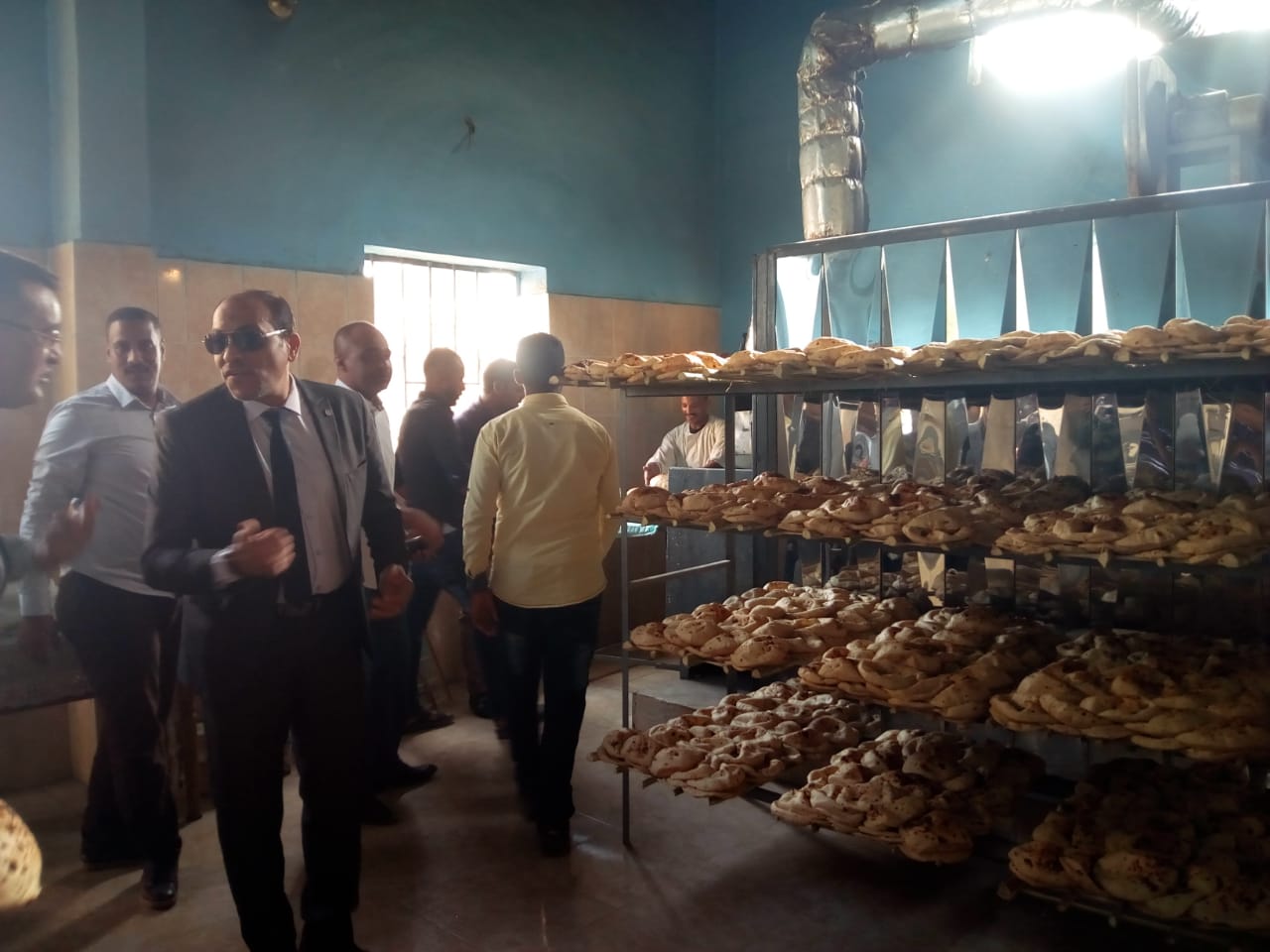وكيل تموين الأقصر يفتتح مخبز النصر بمنطقة الزناقطة لتوفير الخبز المدعم للمواطنين (3)