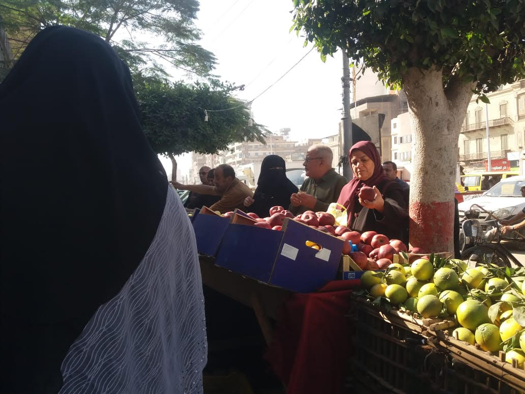 توافد المواطنين على أسواق الفاكهة بالغربية