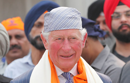 تشارلز-يرتدى-قبعة-هندية-خلال-الزيارة