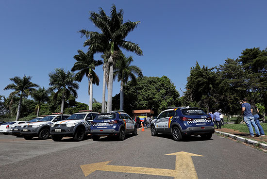 انتشار الشرطة البرازيلية خارج سفارة فنزويلا