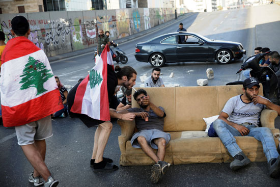 المتظاهرين-على-أريكة