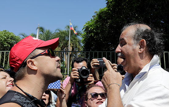 مؤيد للرئيس الفنزويلي مادورو يتجادل مع مؤيد جويدو