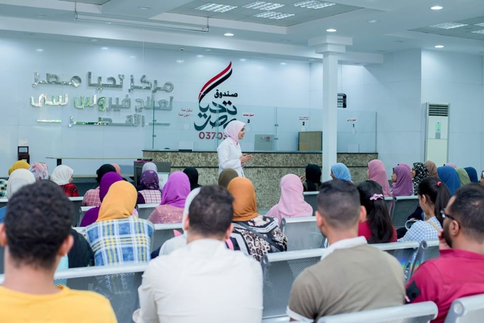 مركز صندوق تحيا مصر لعلاج فيروس سي يستقبل وفد طلابي لدعم المرضي (3)