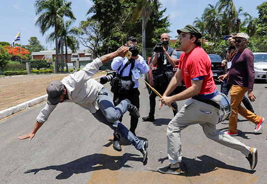 ضرب متبادل بين انصار ومعارضى الرئيس الفنزويلى