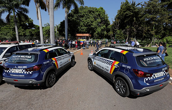 سيارات الشرطة تحيط بانصار الرئيس الفنزويلى