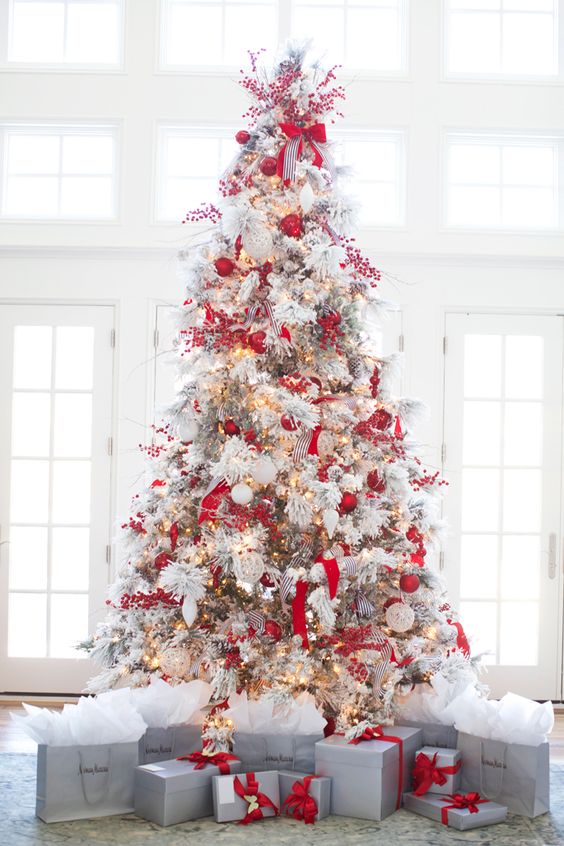 يكور شجرة عيد الميلاد باللونين الأحمر والأبيض