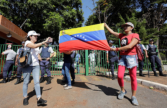 أنصار الرئيس الفنزويلى نيوكلا أمادورو خارج سفارة بلادهم فى البرازيل