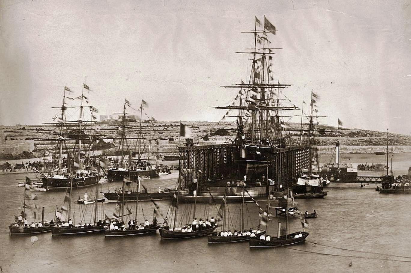 14- بداية عبور السفن فى القناة لأول مرة  عام 1869