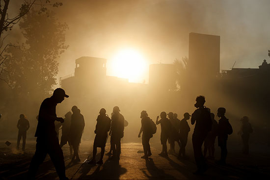 المتظاهرون فى شوارع تشيلى منذ بذوخ الشمس