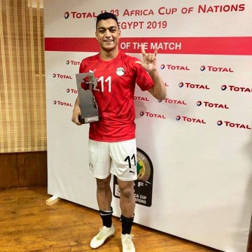 مصطفى محمد مع جائزة أفضل لاعب