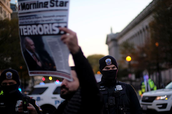 المحتجون يرفعون نسخة من صحيفة تصف اردوغان بالارهابى