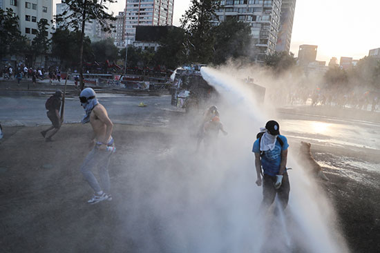 قوات الامن التشيلى تدفع المتظاهرون بالماء لتفريقهم