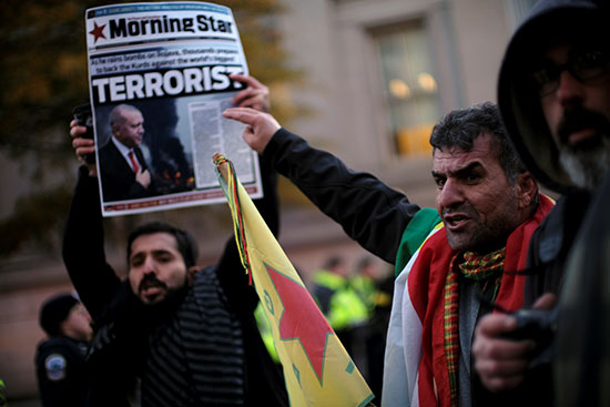 المحتجون يرفعون صحيفة تصف أردوغان بالإرهابى