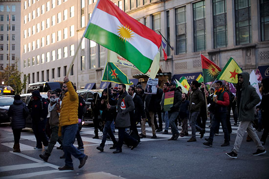محتجون مؤيدون للأكراد يتظاهرون أمام البيت الابيض احتجاجا على زيارة اردوغان