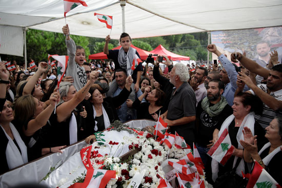 أبناء علاء أبو فخر يحملون العلم اللبنانى