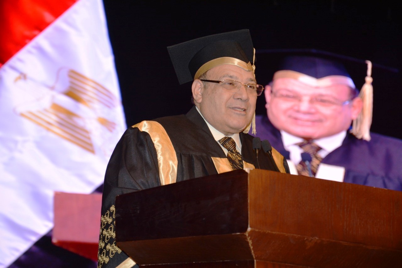 وزير التعليم العالى ومحافظ شمال سيناء وحسن راتب فى احتفالية جامعة سيناء (2)