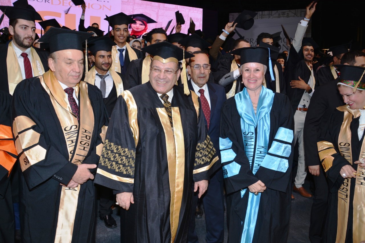  وزير التعليم العالى ومحافظ شمال سيناء وحسن راتب فى احتفالية جامعة سيناء (12)